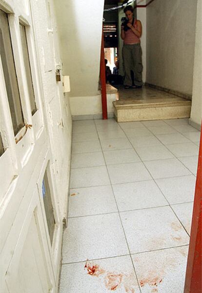 Entrada del edificio desde el cual se arrojó la mujer, situado en el número dos de la calle Puerta Nueva de Murcia.