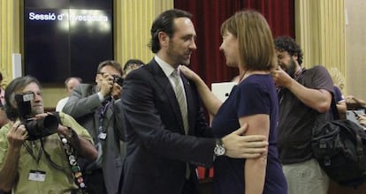 Bauzá felicita Armengol després de ser elegida presidenta.