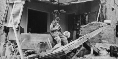 Un soldado británico rescata un cachorro alemán en las ruinas de Geilenkirchen en noviembre de 1944