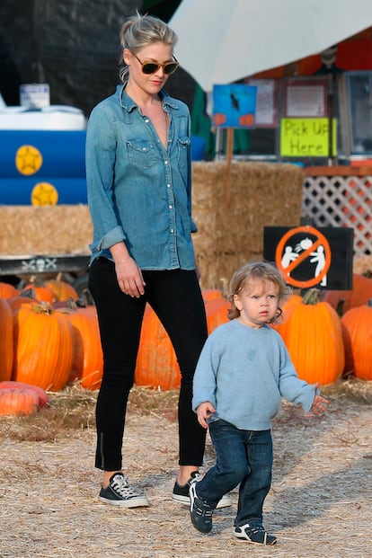 Ali Larter con un look informal pasea por el mercado detrás de su hijo.