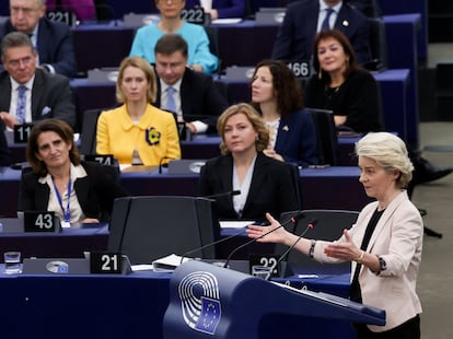 La presidenta de la Comisin Europea, Ursula von der Leyen, se dirige el pasado mircoles a la Eurocmara, ante la mirada de algunos miembros del nuevo Colegio de Comisarios.