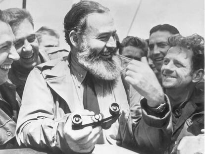 Taciturno, polmico y mujeriego, Ernest Hemingway fue el culpable de transmitir a Saritsima su pasin por los habanos. En sus memorias, la aritista confirmara un romance de una noche. "Por Ernesto slo sent una mezcla de deseo y admiracin (). En una ocasin fuimos a cenar a un restaurante detrs del malecn e hicimos el amor".