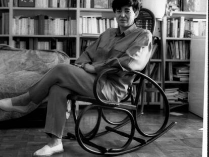 La escritora catalana Ana Mar&iacute;a Moix, sentada en una mecedora de su casa, en julio de 1993.