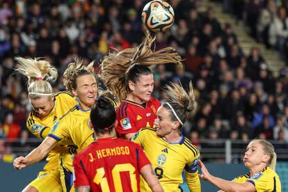 Las jugadoras de España y Suecia disputan el balón durante las semifinales del Mundial.