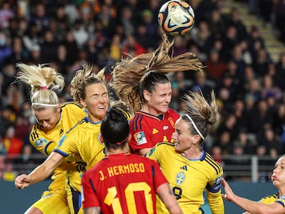 Las jugadoras de España y Suecia disputan el balón durante las semifinales del Mundial.