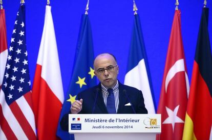 El ministro de Interior francés, Bernard Cazeneuve, durante una rueda de prensa tras la reunión del G6, en París.