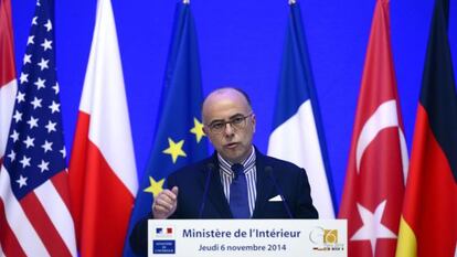 El ministro de Interior franc&eacute;s, Bernard Cazeneuve, durante una rueda de prensa tras la reuni&oacute;n del G6, en Par&iacute;s.