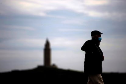 Un hombre camina este lunes por el paseo marítimo de A Coruña.