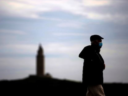 Un hombre camina este lunes por el paseo marítimo de A Coruña.