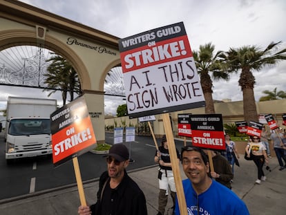 Imagen de una protesta de guionistas frente a los estudios de Paramount en Los Ángeles.