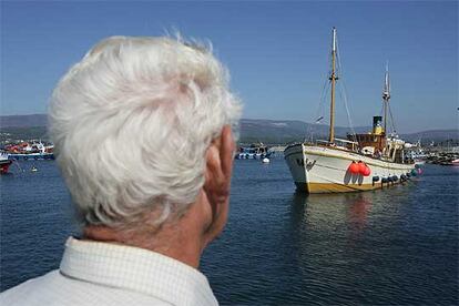 El barco <i>Hidria,</i> en el puerto de Rianxo, recuerda a las víctimas de la Guerra Civil.