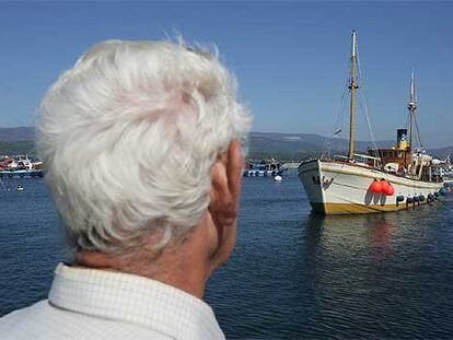 El barco <i>Hidria,</i> en el puerto de Rianxo, recuerda a las víctimas de la Guerra Civil.