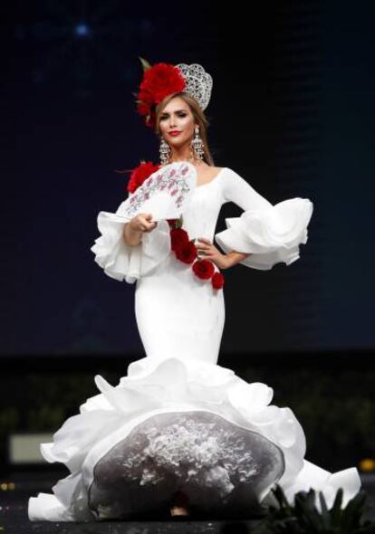 Ángela Ponce desfila durante el concurso de trajes típicos en Pattaya (Tailandia), el 10 de diciembre de 2018, en una ronda preliminar del concurso.