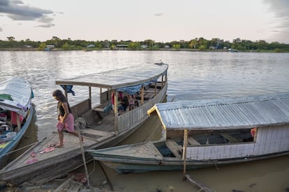 Atalaia do Norte, na Amazônia brasileira, é o município onde os povos indígenas Kulina, Marubos, Kanamarí e Mayoruna que vivem no vale do Javari passam por emergências médicas. Nas aldeias, que sofrem cada vez mais isolamento e falta de proteção, com cortes contínuos em saúde e educação por parte do governo, eles só têm atenção de saúde primária e, quando precisam de tratamentos mais específicos, vão para a cidade e, enquanto esperam para serem atendidos, vivem em suas canoas às margens do rio Javari.