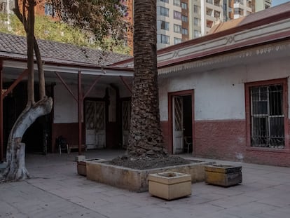 Vista de uno de los 3 patios interiores de la casona Santo Domingo 624, de mediados del siglo XVIII, ubicada en el centro de Santiago.