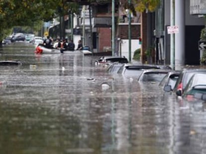 Una calle de Buenos Aires tras las intensas lluvias caídas en la capital argentina.
