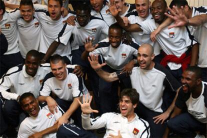 La plantilla celebra el título.
