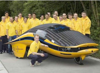Técnicos de la Universidad de Bochum con el prototipo.