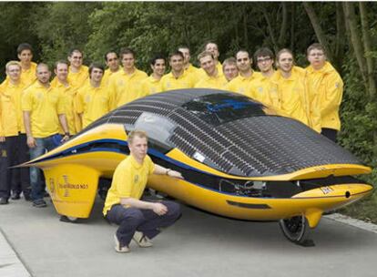 Técnicos de la Universidad de Bochum con el prototipo.