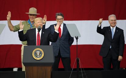 El presidente Donald Trump, durante su intervención, acompañado por el Secretario de Interior Ryan Zinke (izda.), el Secretario de Energía Rick Perry (centro) y el Secretario de Salud y Servicios Sociales Tom Price (dcha.).