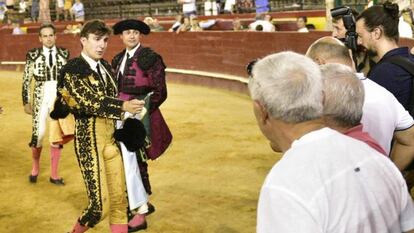 Varea, torero valenciano, tijera en mano, pide a uno de sus colaborares que le corte la coleta.