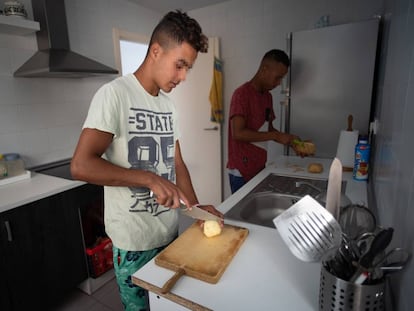 Jóvenes tutelados en Jerez de la Frontera preparan su comida en un piso de la ONG Voluntarios por un mundo mejor.