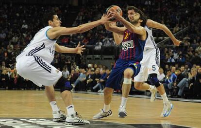 Suárez trata de robarle el balón a Navarro ante Rudy.