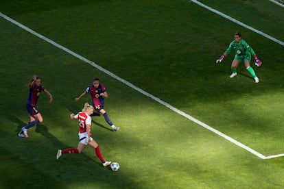 Stina Blackstenius marca el 1-0 contra el Barcelona en la final de la Champions.