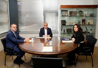 De izquierda a derecha, el secretario de Estado para el Deporte, José Manuel Franco, el presidente del Comité Olímpico Español, Alejandro Blanco, y la consellera de Presidencia de la Generalitat, Laura Vilagrà, durante la reunión del viernes.