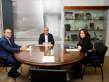 De izquierda a derecha, el secretario de Estado para el Deporte, José Manuel Franco, el presidente del Comité Olímpico Español, Alejandro Blanco, y la consellera de Presidencia de la Generalitat, Laura Vilagrà, durante la reunión del viernes.