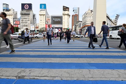 Un grupo de peatones cruza una avenida de Buenos Aires