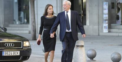 Isabel Preysler y Mario Vargas Llosa, a las afueras del Teatro Real en Madrid.