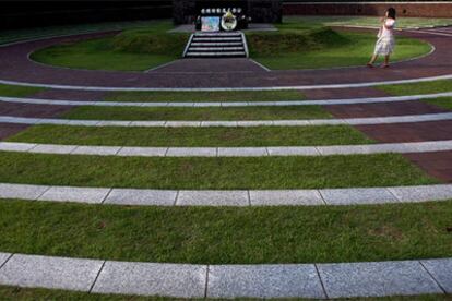 El cenotafio del Parque de la Paz de Nagasaki, levantado en el 'punto cero' del hipocentro de la bomba, incluye la lista de todas las víctimas. Los visitantes se acercan para rezar y depositar ramos de flores.