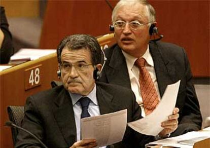 Romano Prodi (izquierda) y el comisario de la Ampliación, Günter Verheugen, ayer en el Parlamento Europeo.