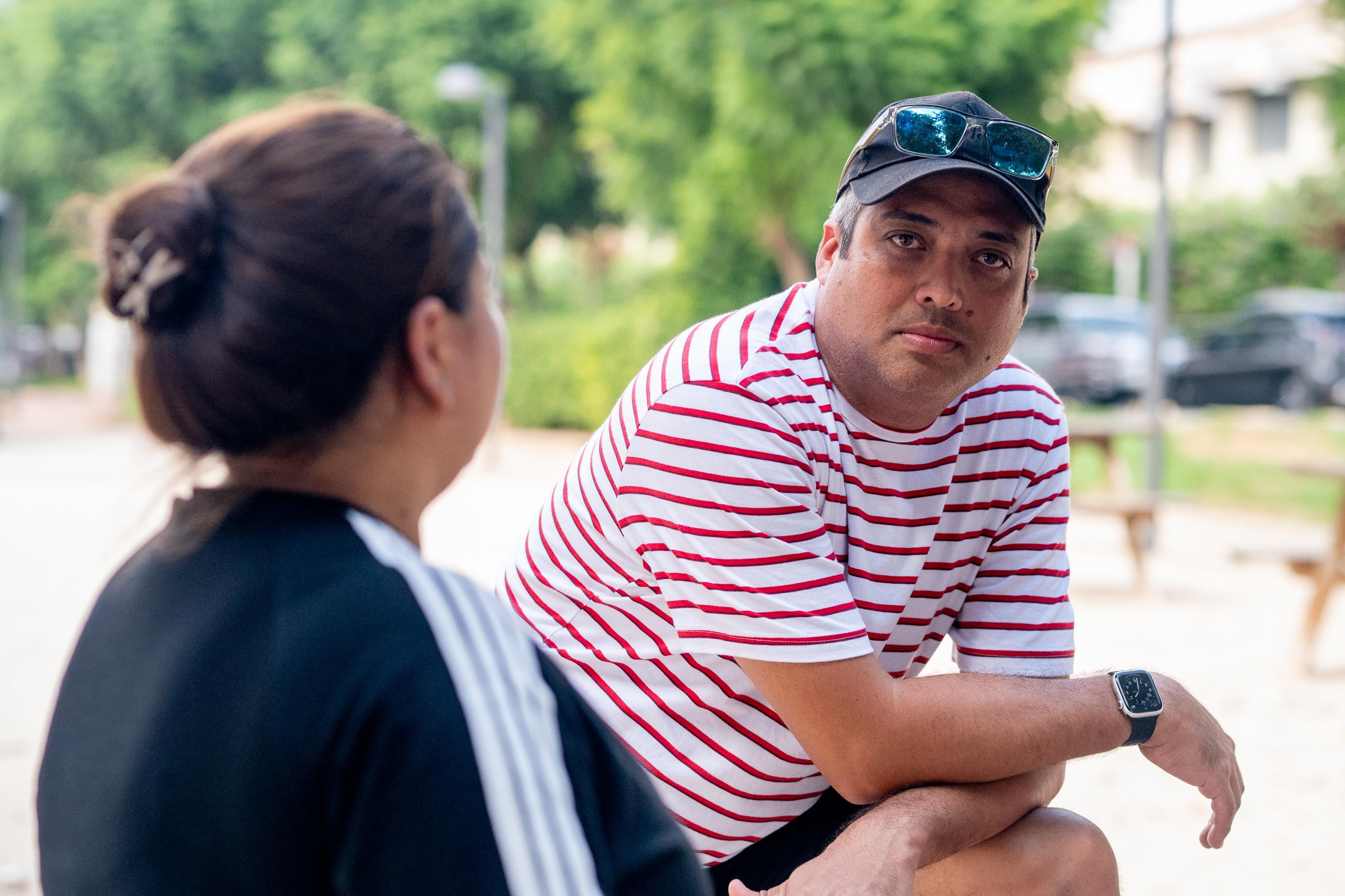 Lorena López (de espaldas) y Carlos Rodelo en un parque en Valencia el 26 de septiembre de 2026.