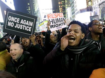 Els novaiorquesos protesten per Eric Garner a Times Square.