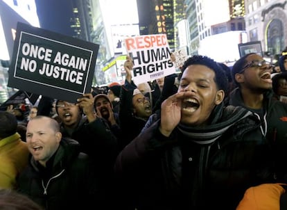 Els novaiorquesos protesten per Eric Garner a Times Square.