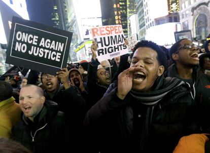 Els novaiorquesos protesten per Eric Garner a Times Square.