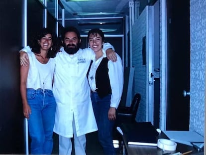 Jacobo Grinberg y dos colaboradoras, Leah Attie (izquierda) y Ruth Cerezo, a la entrada del laboratorio 23 de la facultad de Psicología de la UNAM, en agosto de 1994.