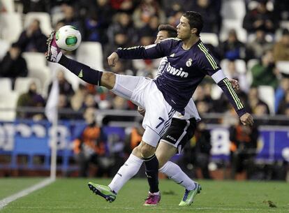 Ronaldo pugna por el balón con Pereira.