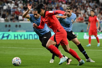 Son, jugador coreano, trata de zafarse del defensa Martín Cáceres y el centrocampista Fede Valverde.