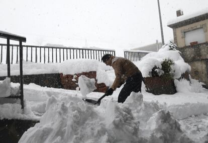 Aspecto que presenta el pueblo de Pajares a causa del temporal de nieve. Doce comunidades siguen bajo alerta meteorológica este viernes, aunque ninguna en nivel rojo o extremo como ayer, por intensa nieve en el norte, lluvia, temperaturas de hasta -6 grados, olas de 8 metros en el litoral noroeste y viento a causa del temporal que azota al país. 