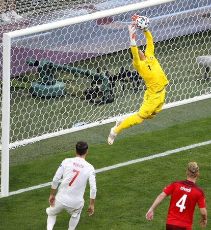 Yann Sommer, portero de Suiza, detiene el balón tras un disparo del conjunto de Luis Enrique.