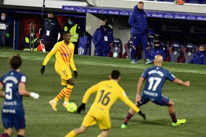 Koeman, en el área técnica, durante el último partido del Barcelona ante el Huesca.