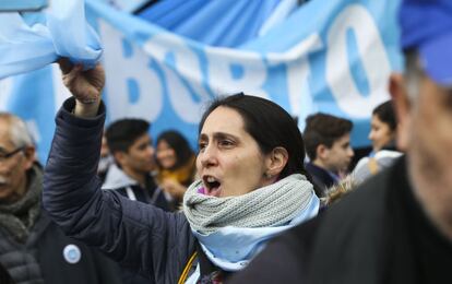 Multitudinaria marcha en contra de la ley del aborto frente al Senado en Buenos Aires (Argentina).