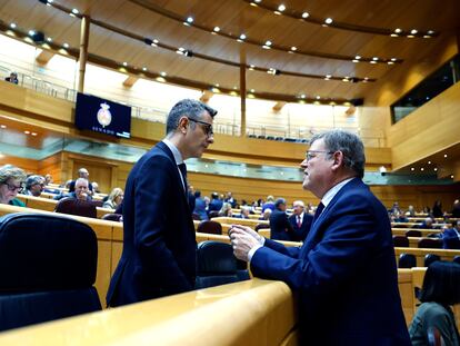 El ministro de la Presidencia, Félix Bolaños con Ximo Puig, este martes, en el Senado.