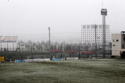 En el campo de futbol  del San Sebastian de los Reyes se aprecia la nevada. En el &aacute;rea metropolitana, el corredor del Henares, el sur y las Vegas, se espera que la nieve alcance un espesor de dos cent&iacute;metros.