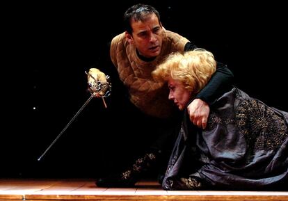 Los actores Marisa Paredes y Eduard Fernández representan la obra 'Hamlet y la tempestad', de William Shakespeare, dirigida por Lluís Pascual, el 6 de abril de 2006 en Bogotá (Colombia).