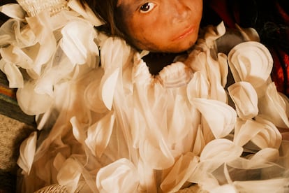 La comunidad y, especialmente los hijos de Liria Cheito, se han convertido en su ancla para seguir adelante, ya que tuvo dificultades para adaptarse a su nueva vida tras la muerte de su padre. Cuando nació su primer hijo, empezó a aceptar su entorno, pero con el tiempo, los malos tratos de su marido la llevaron a plantearse el suicidio. En la imagen, Oniri Birry, de 7 años, la hija menor de Liria Cheito.