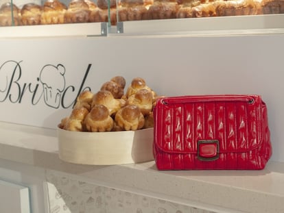 Longchamp presenta para su colección primavera-verano 2021 Brioche. La maison francesa ha creado un bolso suave como la seda. Este nuevo diseño depurado incluye también formas esponjosas que hacen honor a su nombre y a la pastelería francesa. Cuenta con silueta compacta acabada en piel. El acolchado vertical consigue estructura, mientras que los elegantes pespuntes en el mismo tono manifiestan el saber hacer de la firma. Disponible a partir de marzo de 2021 en todos los puntos de venta de la marca. Precio: 690 euros.